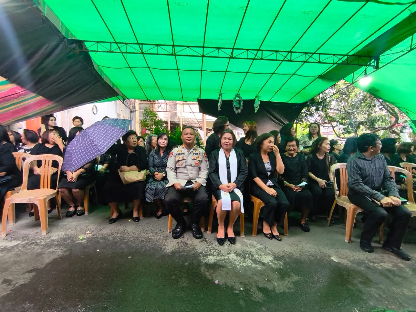 Kehadiran Yang Menguatkan: Kapolsek Kawangkoan Beri Dukungan Moral Di Masa Duka